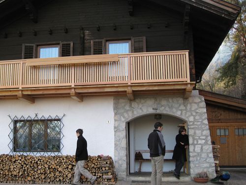 Balkon in Lärchenholz mit Stabgeländer